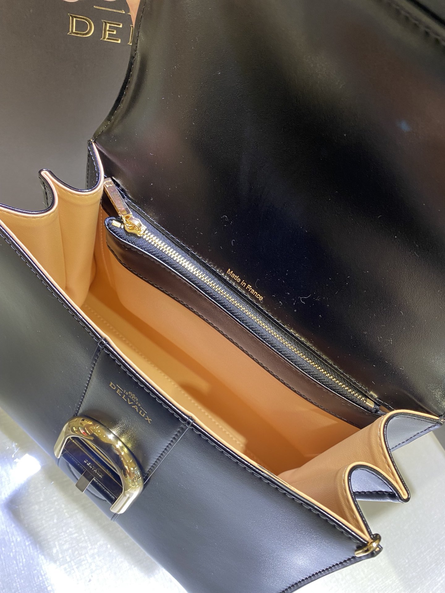 델보 브리앙 PM 박스백 유광 블랙